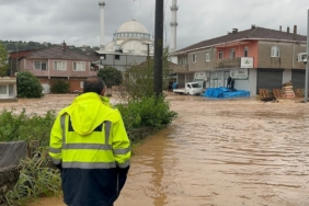 Sakarya'nın Karasu ilçesinde şiddetli yağış sebebiyle taşan dere su baskınlarına yol açtı