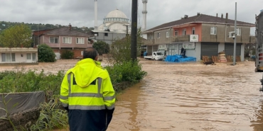Sakarya'nın Karasu ilçesinde şiddetli yağış sebebiyle taşan dere su baskınlarına yol açtı