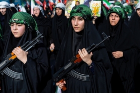 İran'da Kadınların Muharebe ve Silah Eğitimine Katıldığı Görüntüler Yayımlandı