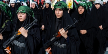 İran'da Kadınların Muharebe ve Silah Eğitimine Katıldığı Görüntüler Yayımlandı