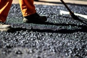 Denizlerden toplanan plastik atıklar geri dönüştürülerek yol yapımında asfalt karışımlarına dahil ediliyor