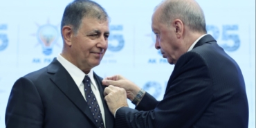 AKP'ye Katılan Cemil Tugay Sosyal Medyada Özgür Özel'i Takipten Çıkardı