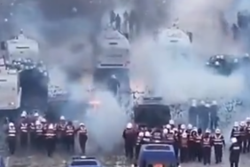 Arnavutluk Başbakanı diyalog için sandalye kurdu, öğrenciler kağıtları yırttı